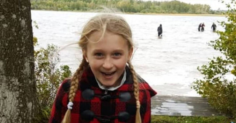 Girl, 8, pulled a 1500-year-old sword from a lake in Sweden - Featured image