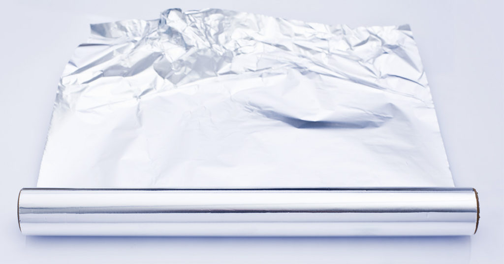 Mother puts tin foil on dinner table to avoid using the dishwasher - Featured image