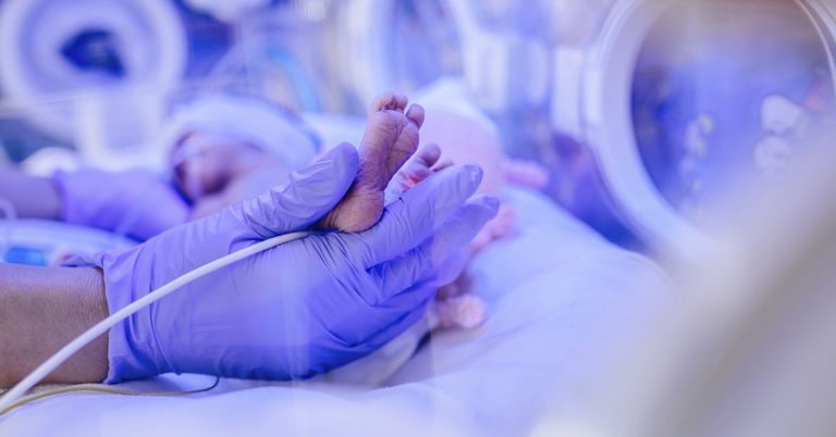 Record-Breaking Twins Born Four Months Early Defy Odds - Featured image