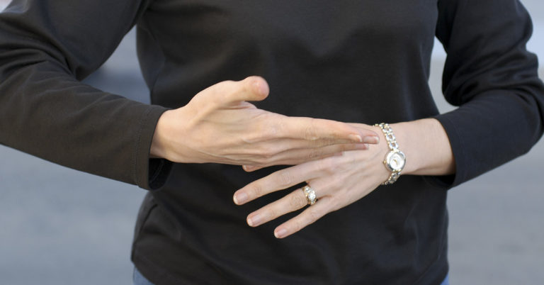 Primary School Teacher Scraps French Class to Teach Children Sign Language - Featured image