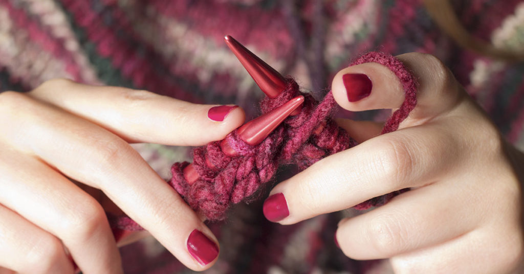 A Stranger Crochets A Hat Mid-Flight For Babysitting Next To Her On Their Child’s 1st Flight - Featured image