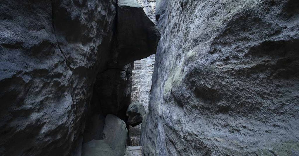 People Gasp for Air Watching Video of Caver Getting Stuck in Extremely Tight Space - Featured image