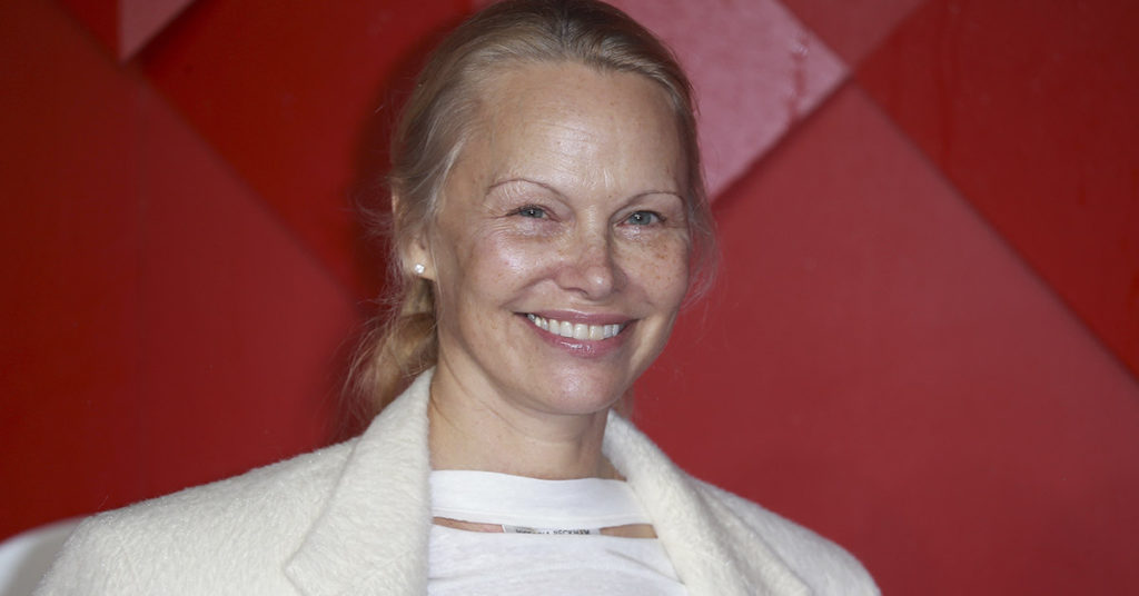 The Unfortunate Reasons Pamela Anderson No Longer Wears Makeup - Featured image