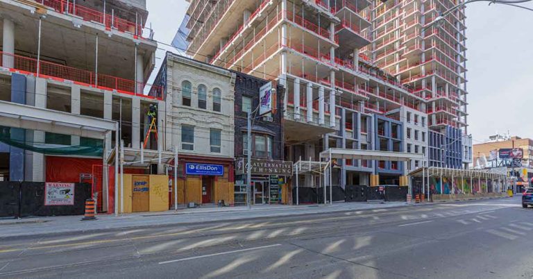 14 Times Stubborn Homeowners Refused to Move - Featured image