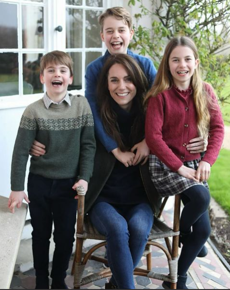 Kate Middleton's mother's day picture that is allegedly photoshopped.