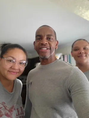 Kevin Ford with his daughters Serryna (L) and Xierra (R)