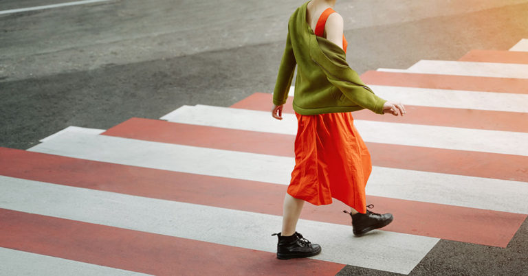 The Latest Gen Z Trend is ‘Silent Walking’ And They Say It’s ‘Game-Changing’ - Featured image