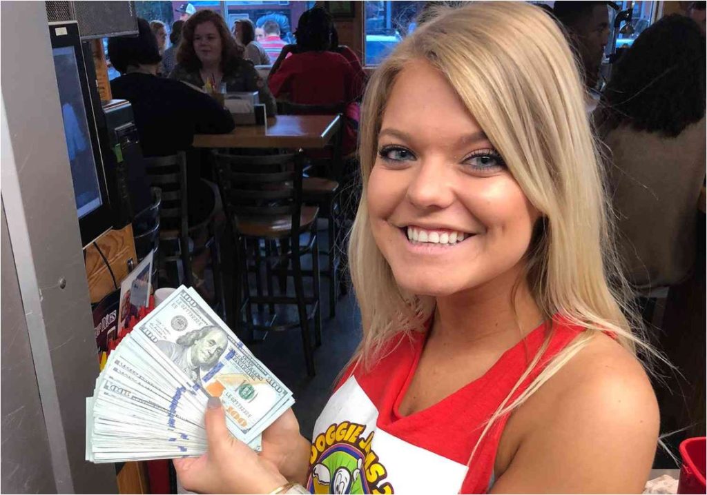 Waitress Gets a $10,000 Tip — and Splits It with Her Coworkers - Featured image