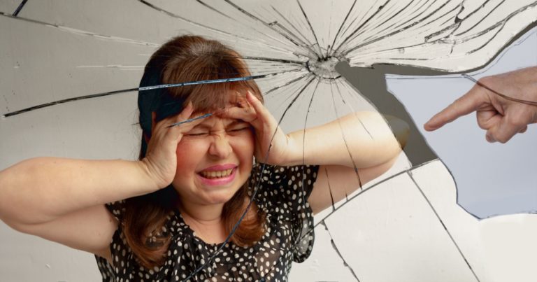 7 Signs of Gaslighting Parents: Were You Manipulated As a Child? - Featured image