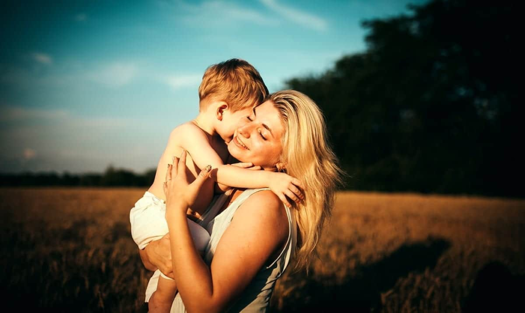 9 Incredible Facts About The Relationship Between Mother And Son - Featured image