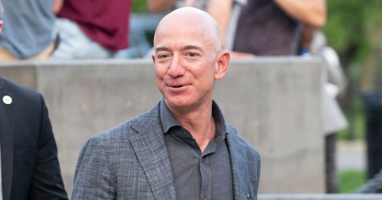 Amazon Warehouse Employee Emailed Jeff Bezos Directly About Her Salary, and His Response Was Jaw-Dropping - Featured image