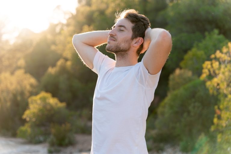 11 Daily Habits For a Happier Life and The Ones Holding You Back - Featured image