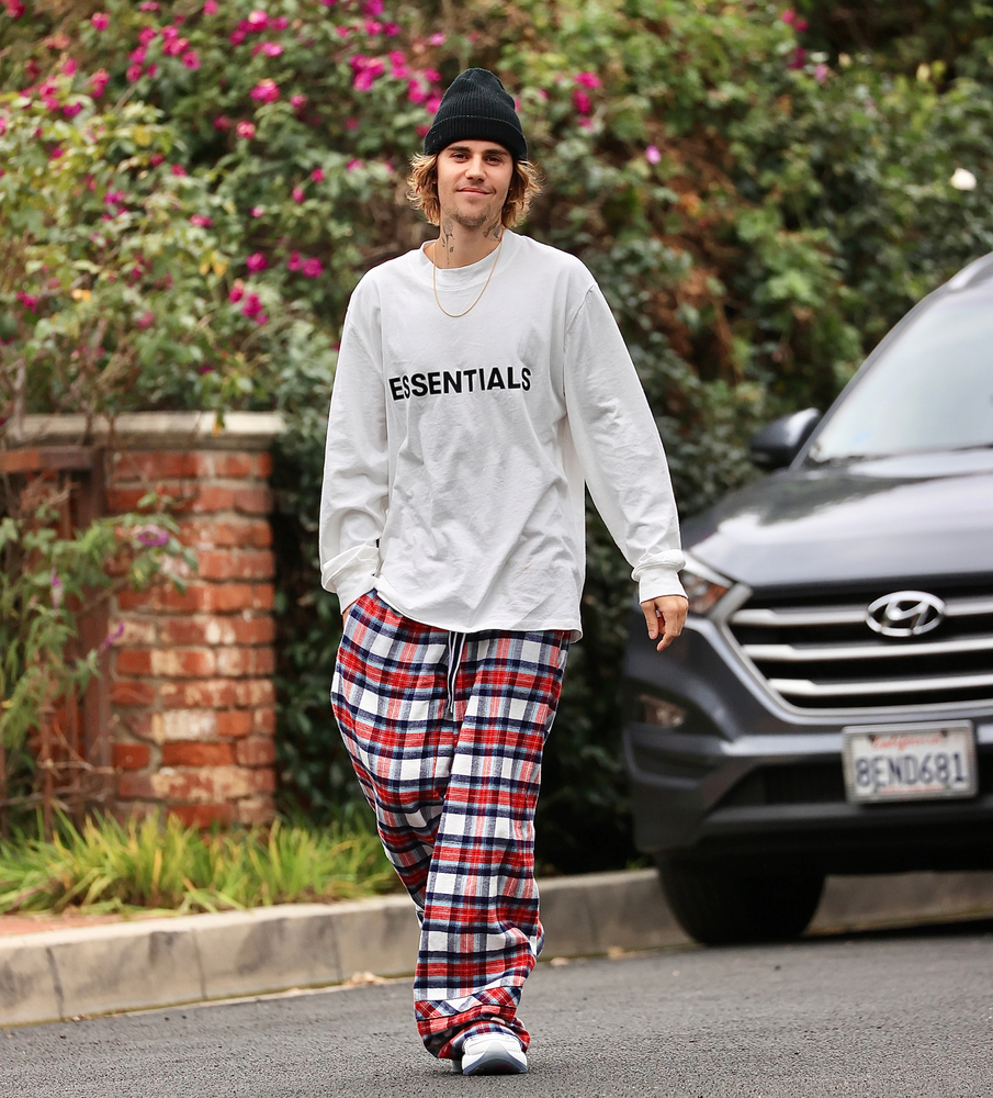 Los Angeles, CA USA 02 27 2021 Justin Bieber enjoys a walk around his neighborhood.