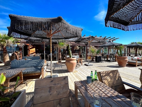 Comporta, Portugal, 06.03.2024: Recreation in a restaurant on the ocean shore; blue sky; idyll; tranquility; pleasure