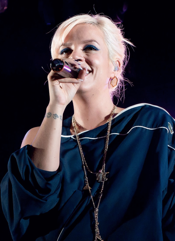 Lilly allen singing on stage