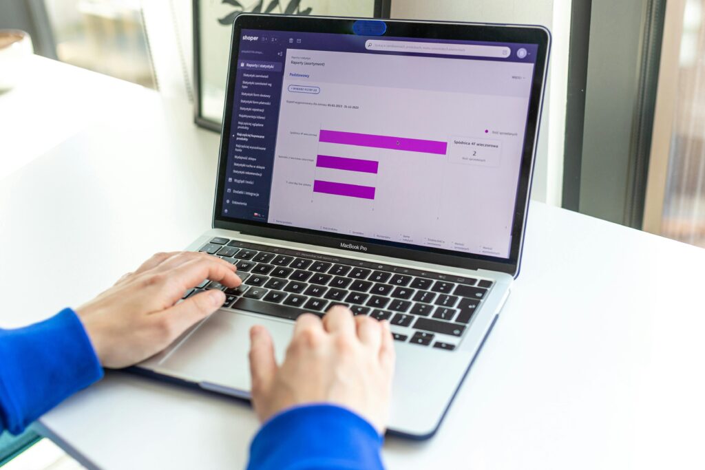 Laptop z włączonymi statystykami sklepu internetowego ecommerce Shoper