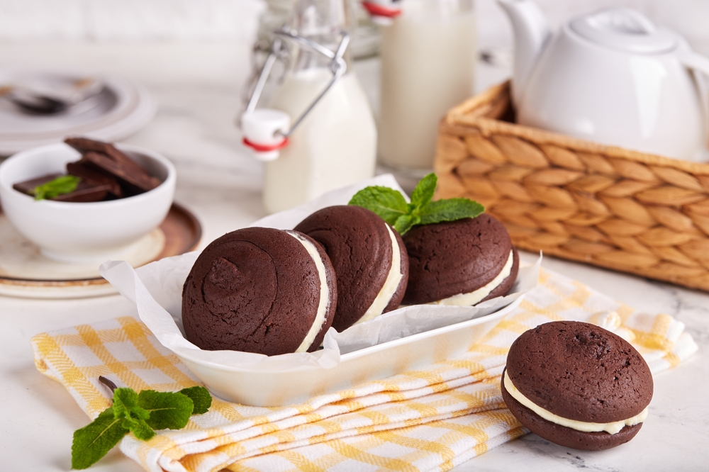 Chocolate sandwich cookies with cream filling. Delicious American homemade cakes. Moon pies.