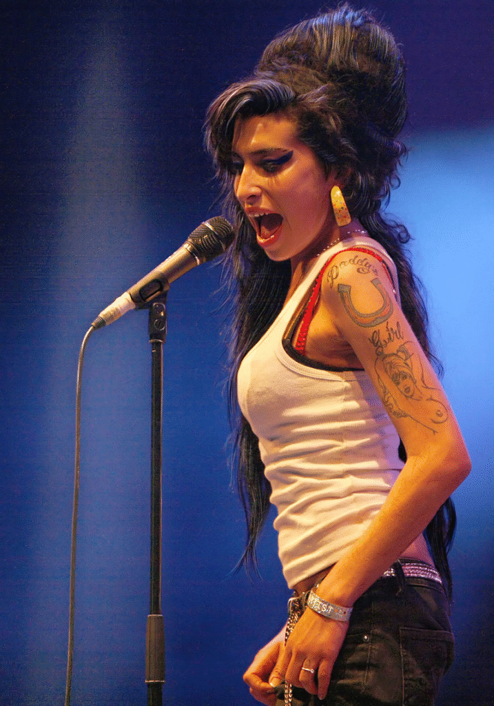 Amy Whinehouse sinning on stage