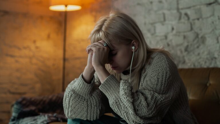 12 Emotional Songs That Hit Hard When You’re Struggling - Featured image