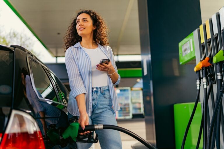 6 Dangerous Mistakes to Avoid at the Gas Pump - Featured image
