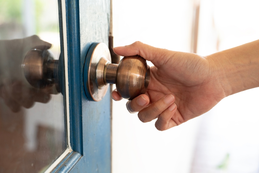 hand hold handle of door, close up
