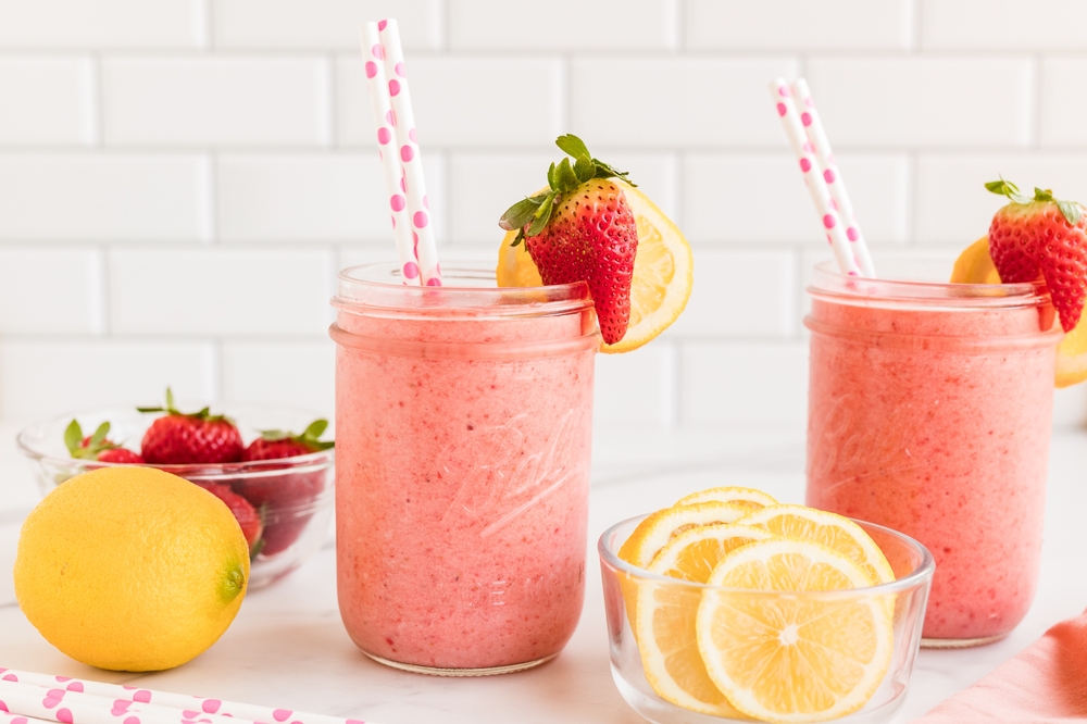 strawberry lemonade smoothie in mason jars