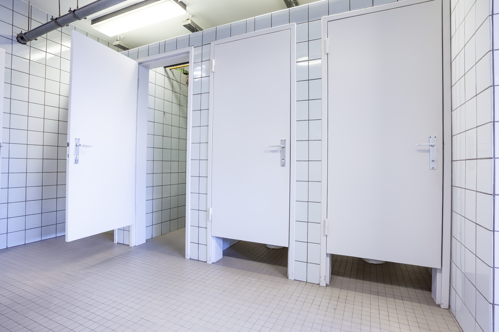 In an public building are womans toilets whit doors
