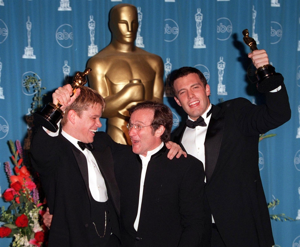 23MAR98: MATT DAMON (left), ROBIN WILLIAMS & BEN AFFLECK at the 70th Academy Awards.