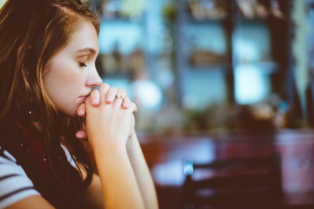 woman praying
