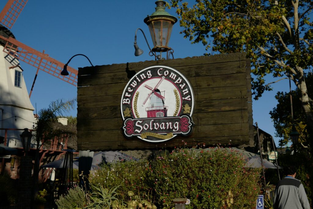 https://unsplash.com/photos/a-sign-for-a-restaurant-with-a-windmill-in-the-background-7WJPSNJnBGg