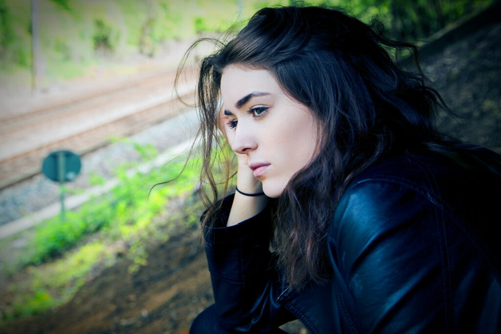 woman sitting outdoor during daytime
