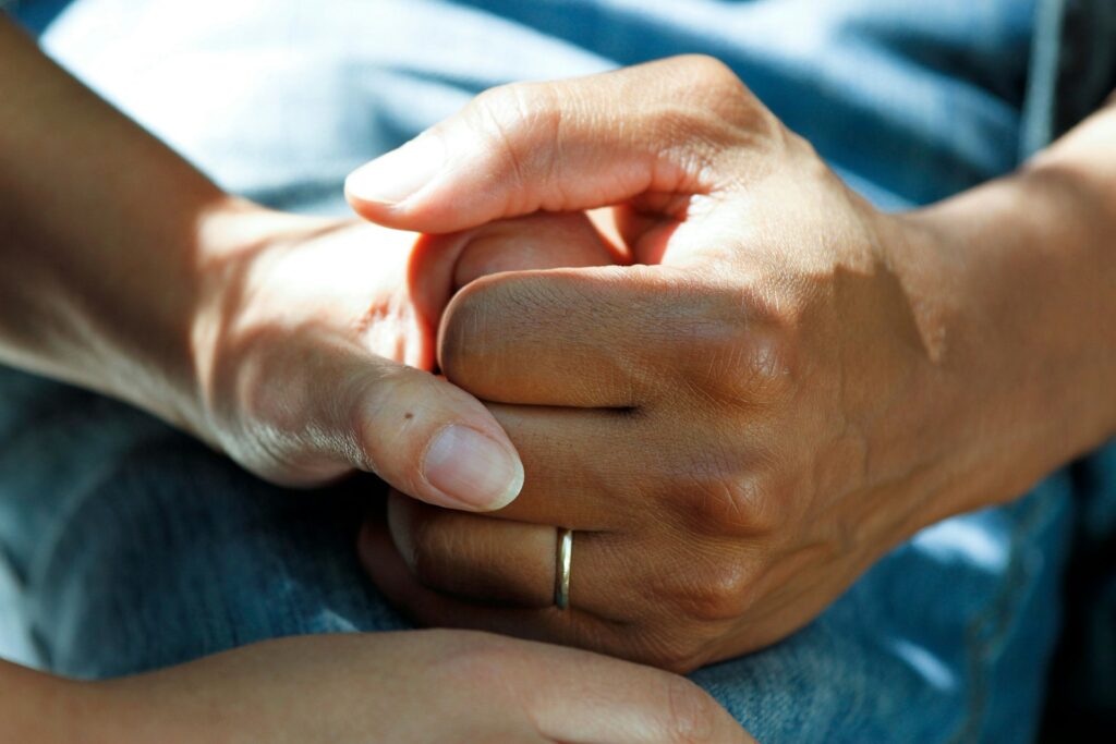 person wearing gold wedding band
