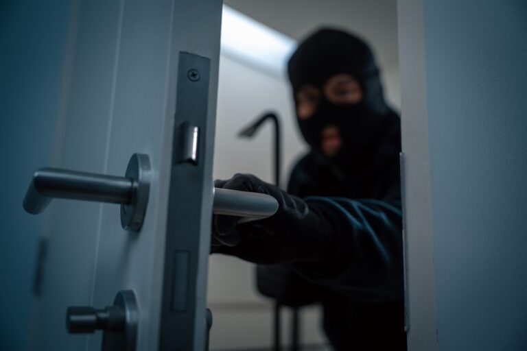 6 Ways to Prevent Burglaries By Making it Look Like You are Home When You’re Not - Featured image