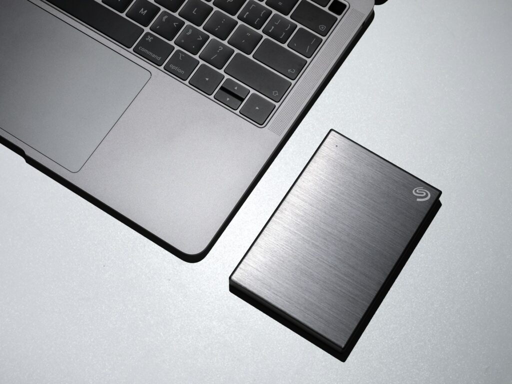 black iphone 7 on macbook
