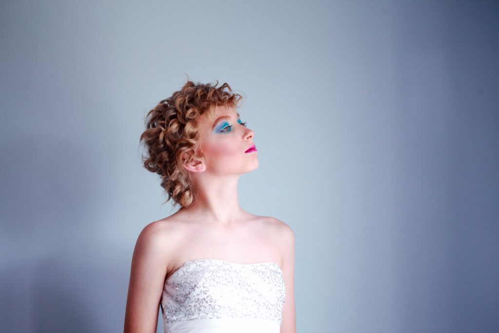 woman on focus photography
