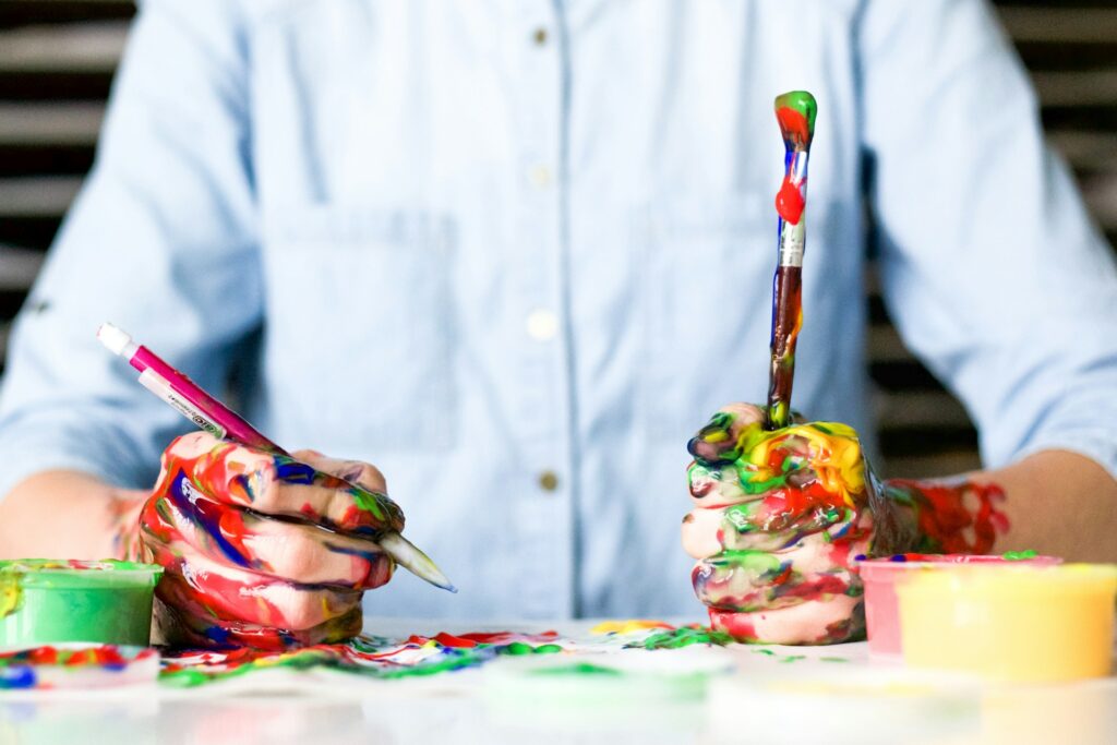 person holding click pen
