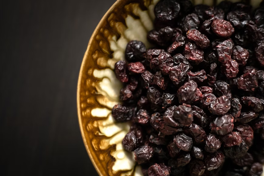 bowl of raisins image