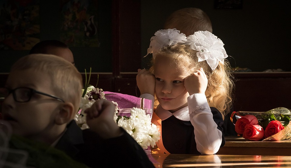 child at school not paying attention, image