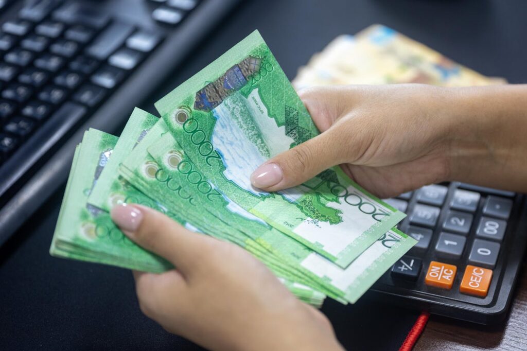 Person Counting Kazakhstani Tenge Banknotes