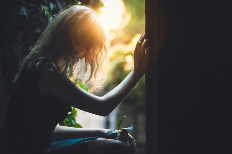 People Who Lack Social Skills Usually Grew Up With Parents Who Did These 9 Things - Featured image