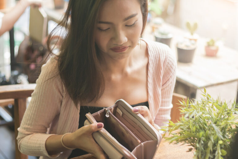 7 Signs You’re Overspending Without Realizing It - Featured image