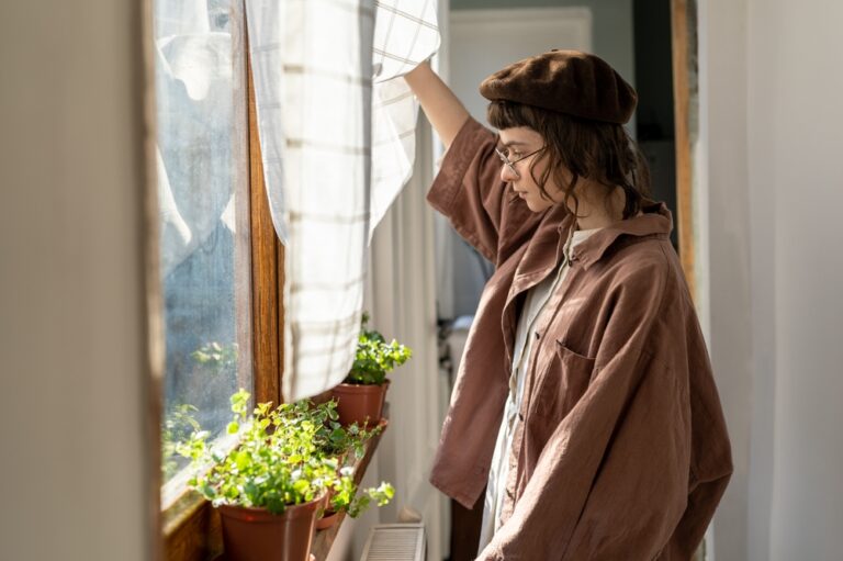 If you grew up without a best friend, you probably relate to these 6 traits - Featured image