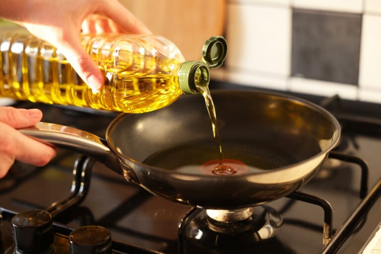7 Signs Your Cooking Oil Has Gone Bad - Featured image