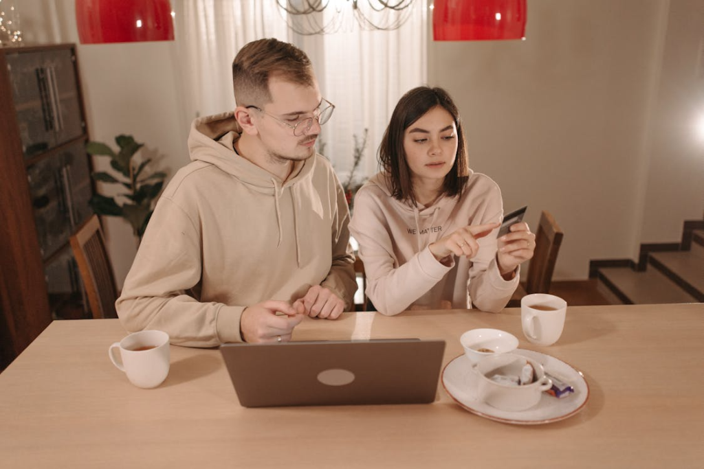 pizza-man-couple-woman-