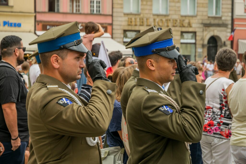 Święto Wojska Polskiego 2024 żołnierze na rynku we Wrocławiu

