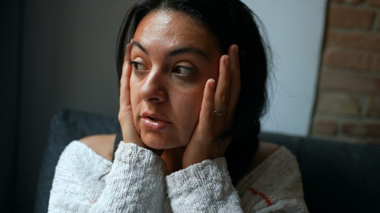 People with Highly Anxious Minds Usually Do These 15 Things That Baffle Regular People - Featured image