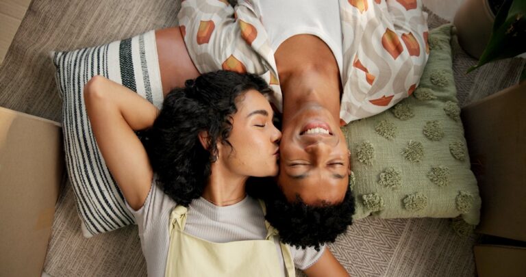 Psychologist Explains Why Kissing Is So Important in a Marriage - Featured image
