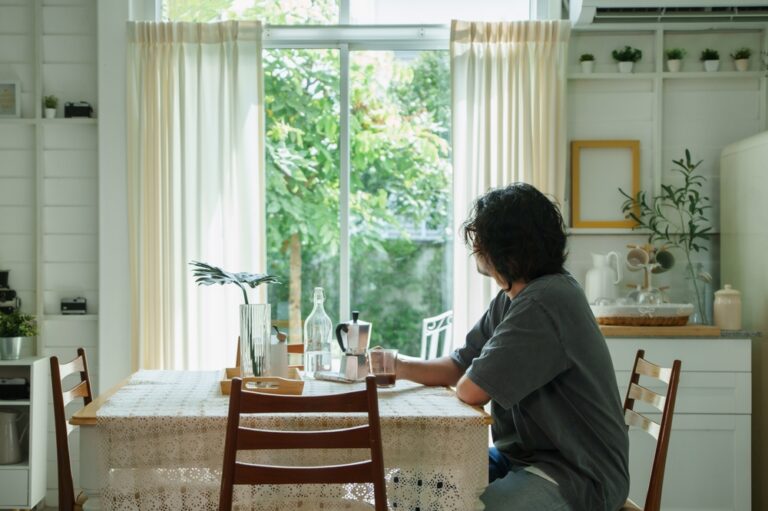 People who avoid socializing may be healthier and have these healthy traits - Featured image
