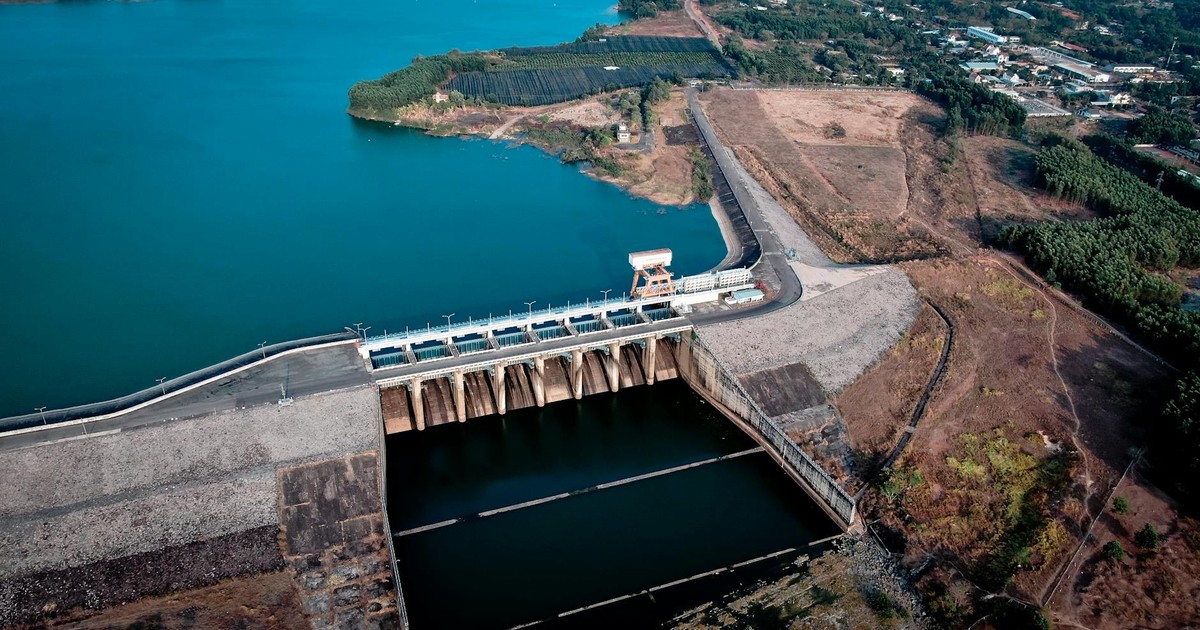 Drone shot capturing an impressive dam with vast reservoir and scenic surroundings.