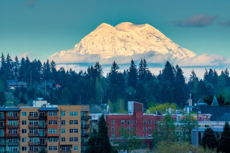 Scientists Warn Threat From America’s Most Dangerous Volcano Could Devastate 60,000 People in Minutes - Featured image